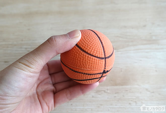 ダイソーの直径6cmサイズのバスケットボールの画像