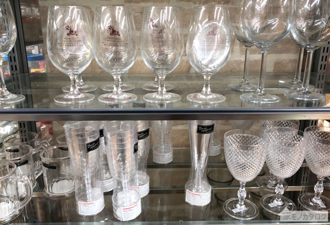 ダイソーのプラスチック製ワイングラスの売り場画像