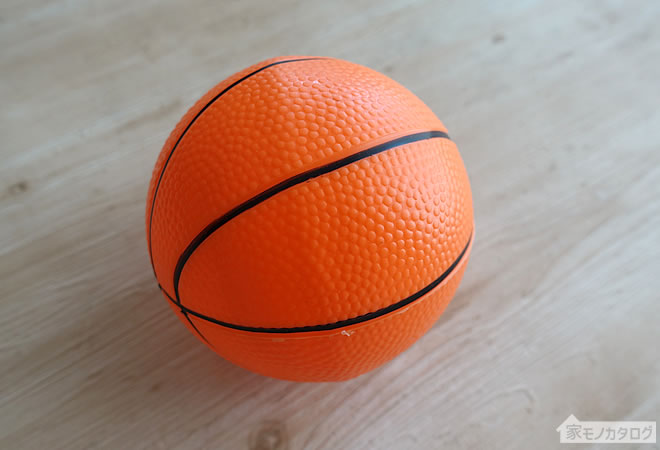 セリアの直径13cmサイズのバスケットボールの画像