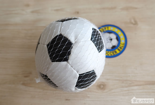 セリアの直径9.8cmサイズのソフトサッカーボールの画像