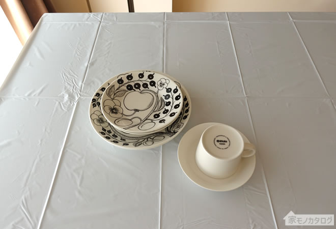 ダイソーの真っ白なテーブルクロスの画像