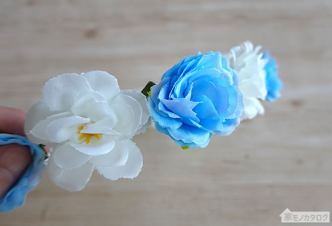 ダイソーで売っているブルーカラーの花冠の画像