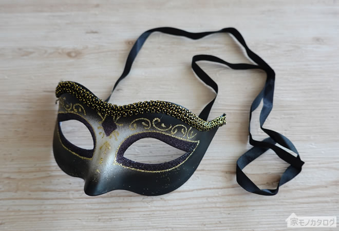 ダイソーで売っている黒色ベネチアンマスクの画像