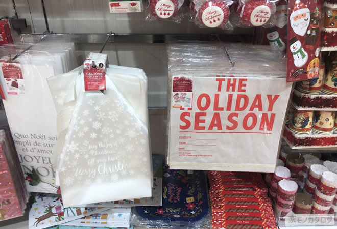 ダイソーのクリスマス用ラッピングバッグ・サンタの袋売り場の画像