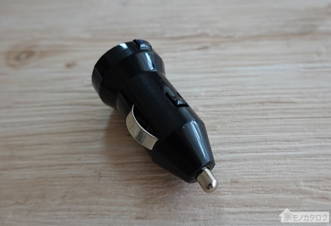 セリアで売っているシガーソケット用USB充電器の画像