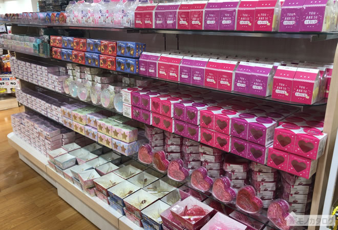 100均ダイソーの2020年チョコレート・バレンタイングッズ「ラッピング用品」売り場の写真
