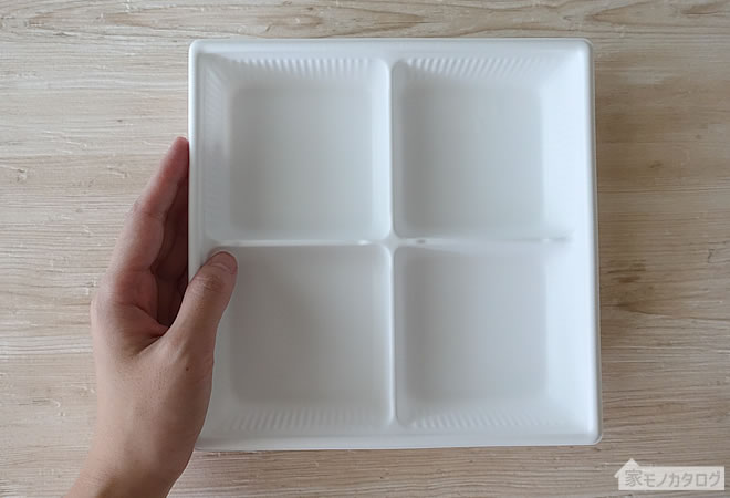ダイソーのプラスチック4仕切り皿の画像