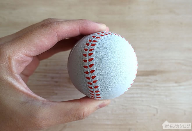 ダイソーの直径6cmサイズの野球ボールの画像