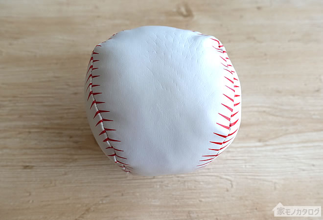 ダイソーの直径9cmサイズのやわらか野球ボールの画像