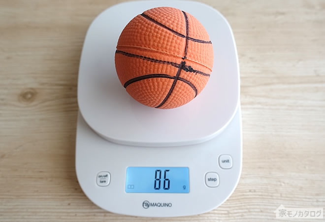ダイソーの直径6cmサイズのバスケットボールの画像