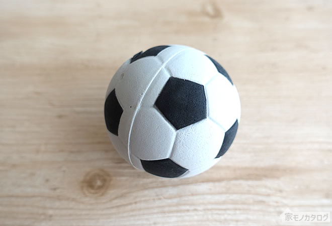 ダイソーの直径6cmサイズのサッカーボールの画像