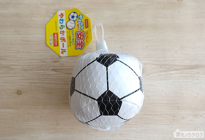ダイソーの直径9cmサイズのやわらかサッカーボールの画像