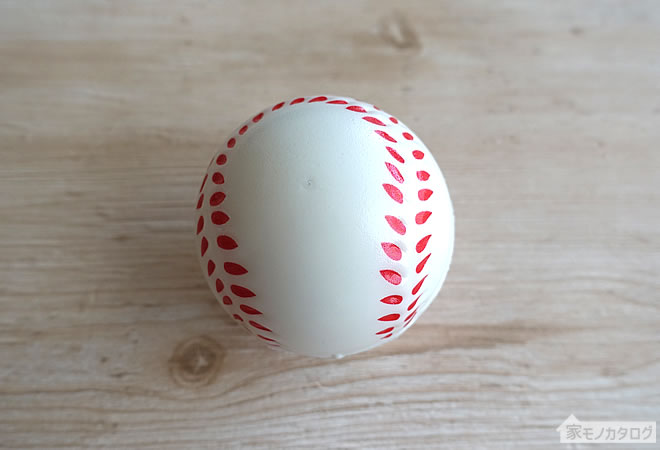 セリアの直径6.7cmサイズのウレタンベースボールの画像
