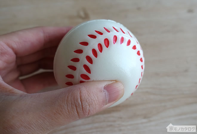 セリアの直径6.7cmサイズのウレタンベースボールの画像