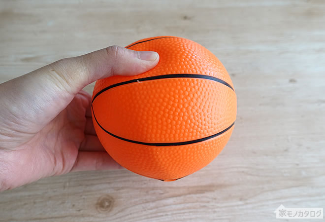 セリアの直径13cmサイズのバスケットボールの画像