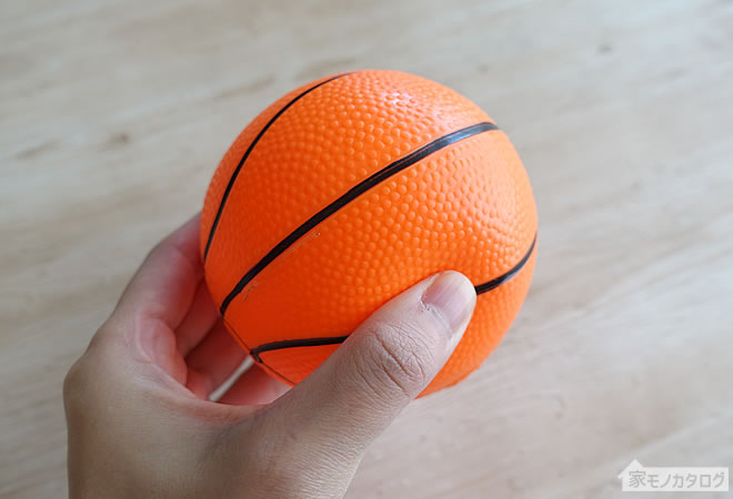 セリアの直径10cmサイズのバスケットボールの画像