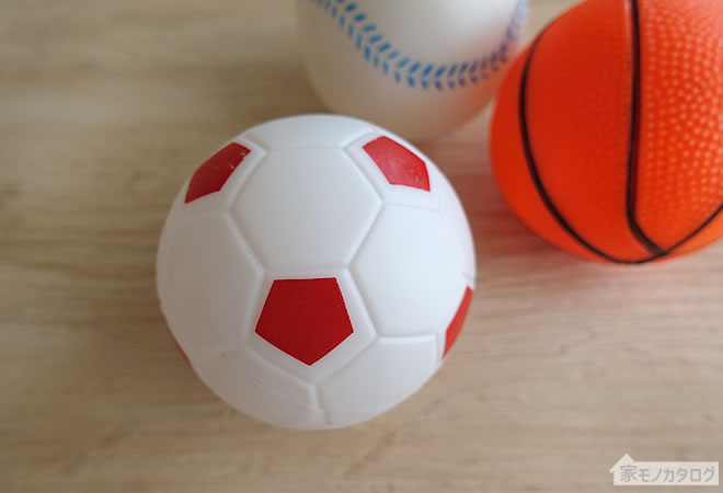 セリアの直径7.6cmサイズのサッカーボールの画像