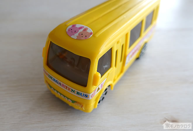 セリアのフリクション式幼稚園バスの画像