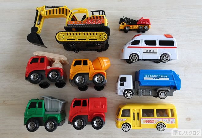 100均で売っているおもちゃの働く車の画像
