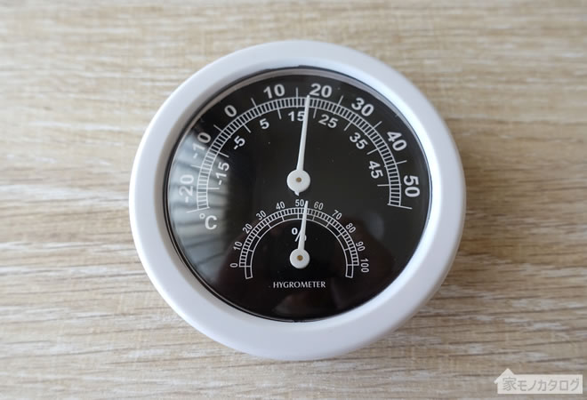 ダイソーの温・湿度計の画像