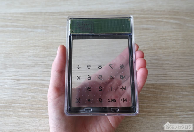ダイソーで売っているスケルトン電卓ソーラータイプ8桁の画像
