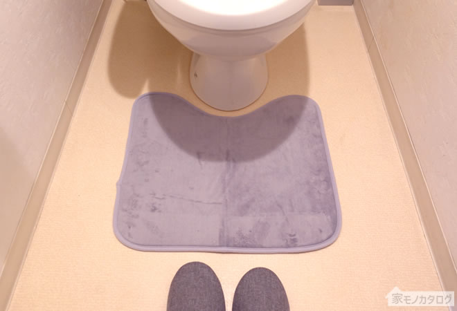 ダイソーのグレー無地のトイレマットの画像