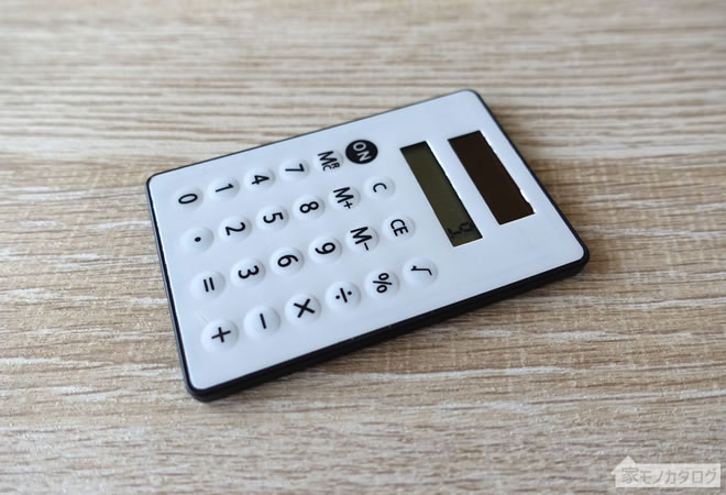 セリアで売っている薄型ソーラーミニ電卓8桁の画像
