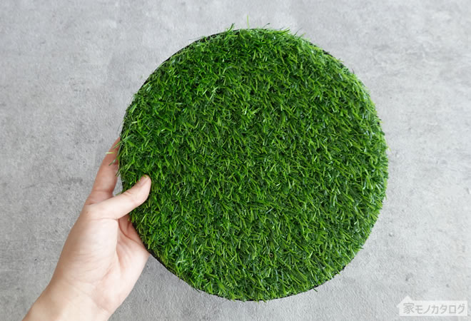 セリアで売っている丸型グリーン芝マットの画像