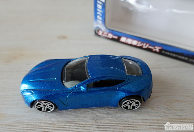 100均セリアで売っているミニカー乗用車シリーズ・ブルーの画像