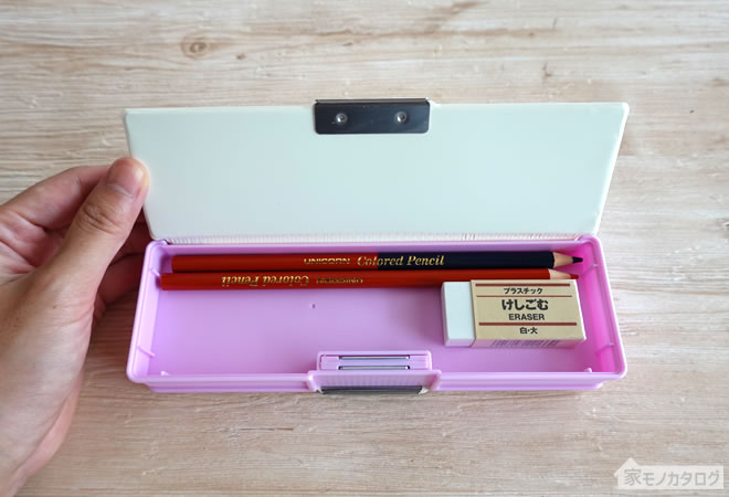 ダイソーで売っているスリム型スクール筆箱・マグネットタイプの画像