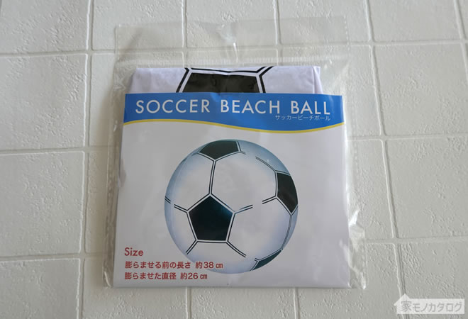 セリアで売っているサッカービーチボールの画像
