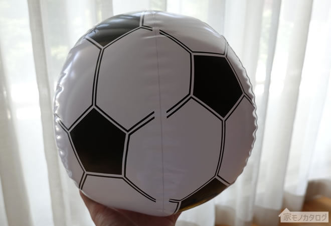 セリアで売っているサッカービーチボールの画像