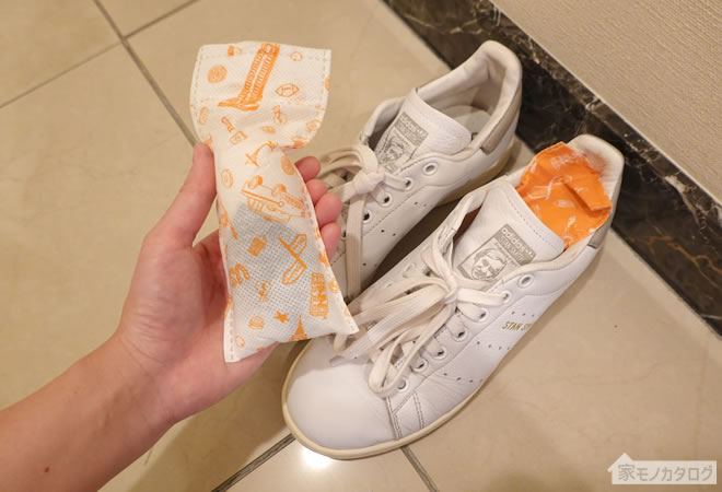 ダイソーで売っている繰り返し使える靴用脱臭・乾燥剤・欧米柄の画像