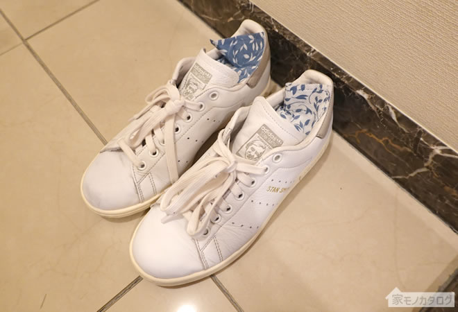 ダイソーで売っている繰り返し使える靴用脱臭・乾燥剤・アラベスク柄の画像