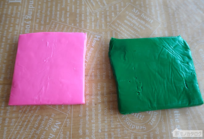セリアで売っているレッド・ピンク・ブルー・グリーンのオーブン樹脂粘土の画像
