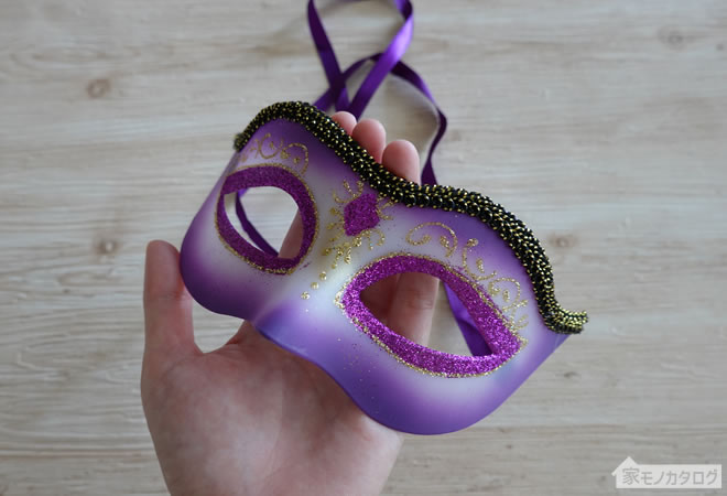 ダイソーで売っている紫色ベネチアンマスクの画像