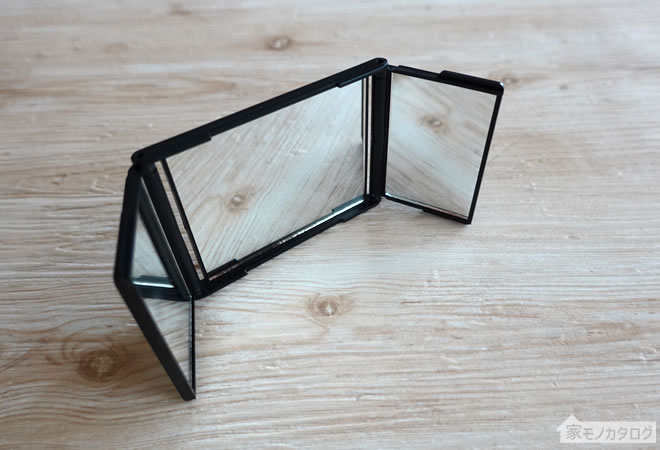 ダイソーで売っている拡大鏡付きコンパクト三面鏡スタンド式の画像