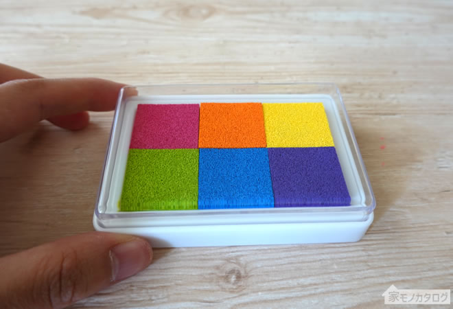 ダイソーで売っているカラースタンプパッド正方形型6色の画像