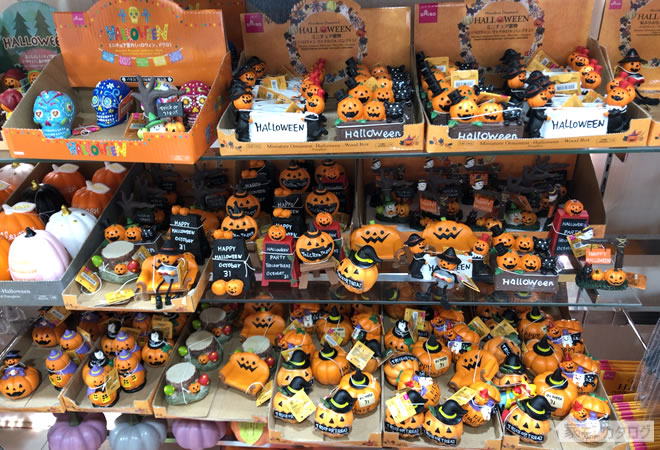 100均ダイソーの2019年ハロウィングッズ売り場「可愛いかぼちゃの飾り」の写真