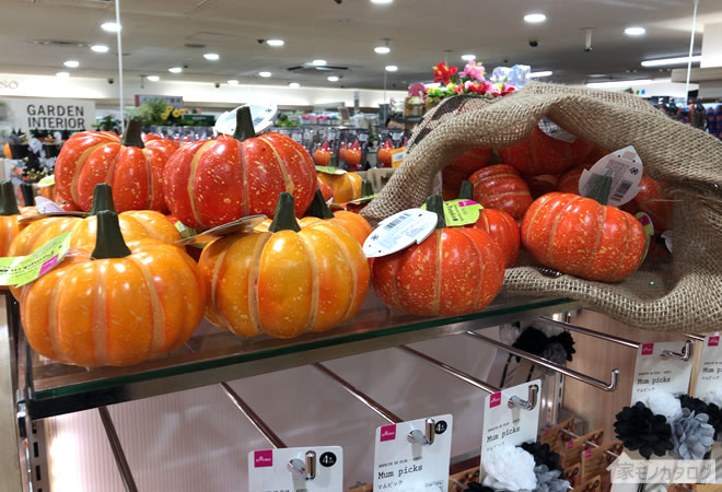 100均ダイソーの2019年ハロウィングッズ売り場「かぼちゃの置物」の写真