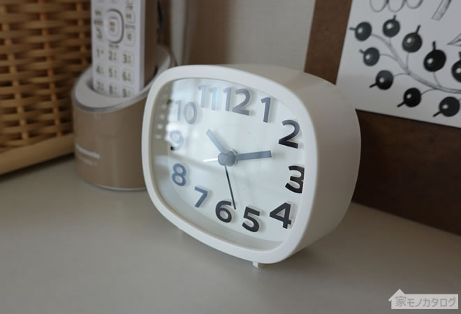 ダイソーで売っているライト付目覚まし時計・長方形の画像