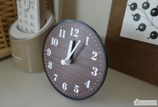 セリアで売っているスタンド付時計 ウッド調の画像
