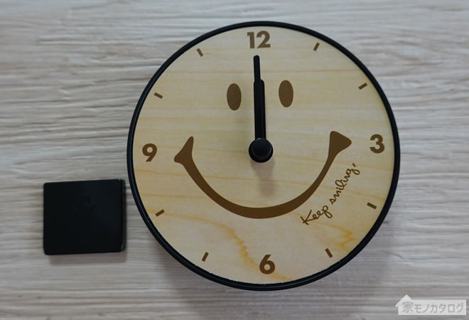 セリアで売っているスマイリースタンド付時計の画像