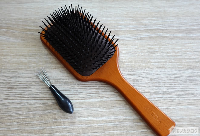 100均セリアのヘアブラシクリーナー商品情報。髪の毛や埃の掃除に【100円】