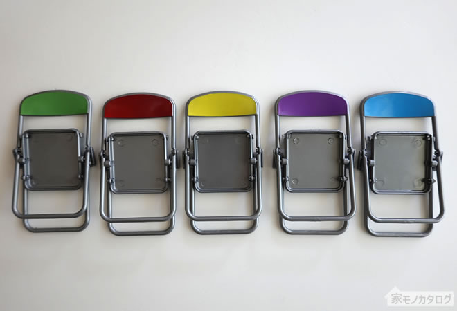 100均キャンドゥで売っている折りたたみパイプ椅子型スマホスタンド・カラーの画像